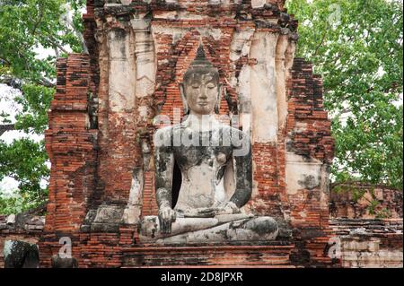 Statua di Buddha in profonda meditazione presso le rovine di un tempio ad Ayutthaya, Thailandia Foto Stock