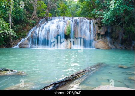 Cascate di Erawan, primo piano Hlai Keun Lung. Questa è una delle cascate più belle, Erawan, provincia di Kanchanaburi, Thailandia Foto Stock