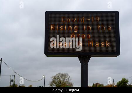 Wendover, Buckinghamshire, Regno Unito. 30 ottobre 2020. Si è registrato un rapido aumento del Covid-19 nel Buckinghamshire. Gli avvisi stradali in Wendover consigliano ad automobilisti e passanti di indossare una maschera. Credit: Maureen McLean/Alamy Live News Foto Stock