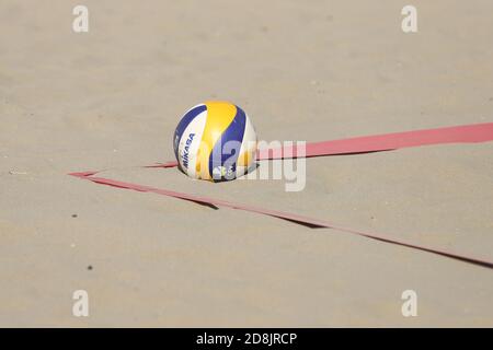 IZMIR, TURCHIA - 27 SETTEMBRE 2020: Mikasa VLS300 è il pallone ufficiale dei Campionati europei di Beach volley U22 a Selcuk Pamucak Beach. Foto Stock