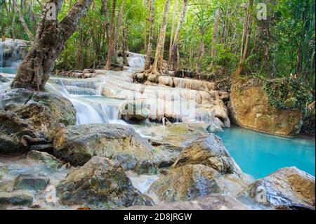 Cascata Erawan, incredibile acqua blu cascate attraverso la giungla a uno dei sette livelli, Erawan, provincia Kanchanaburi, Thailandia Foto Stock