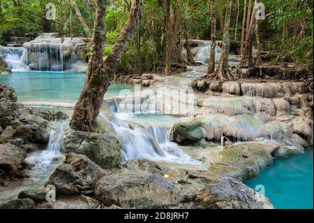 Cascata Erawan, incredibile acqua blu cascate attraverso la giungla a uno dei sette livelli, Erawan, provincia Kanchanaburi, Thailandia Foto Stock