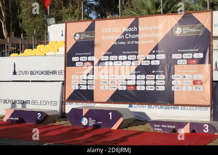 IZMIR, TURCHIA - 27 SETTEMBRE 2020: Podio dei Campionati europei di Beach volley U22 a Selcuk Pamucak Beach. Foto Stock