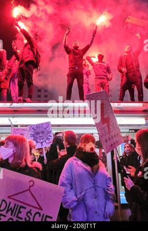 Varsavia, Polonia. 30 Ott 2020. ''Get the f.k out, this is war'' - despiteÂ di rigide restrizioni del coronavirus alle riunioni pubbliche, decine di migliaia di manifestanti, per lo più giovani, si riuniscono a Varsavia durante l'8° giorno di proteste organizzate dallo sciopero delle donne contro la sentenza della Corte che introduce il divieto quasi totale di aborto in Polonia. La sentenza esclude l’aborto in caso di healthÂ difetti e scintille gravi o addirittura letali radunano acrossÂ theÂ il paese, nelle città più grandi e nelle aree rurali più piccole e conservatrici. Credit: Robert Pastryk/ZUMA Wire/Alamy Live News Foto Stock