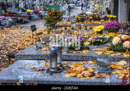 Autunno sul cimitero Wolski nella città di Varsavia, pochi giorni prima della festa di tutti i Santi in Polonia Foto Stock