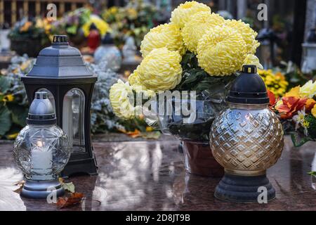 Decorazioni sepolcrali sul cimitero Wolski nella città di Varsavia, pochi giorni prima della festa di tutti i Santi in Polonia Foto Stock