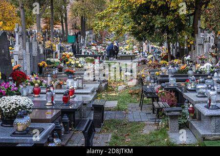 Autunno sul cimitero Wolski nella città di Varsavia, pochi giorni prima della festa di tutti i Santi in Polonia Foto Stock