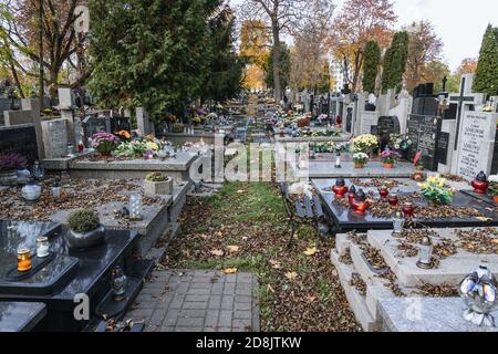 Vicolo con tombe sul cimitero di Wolski nella città di Varsavia, pochi giorni prima della festa di tutti i Santi in Polonia Foto Stock