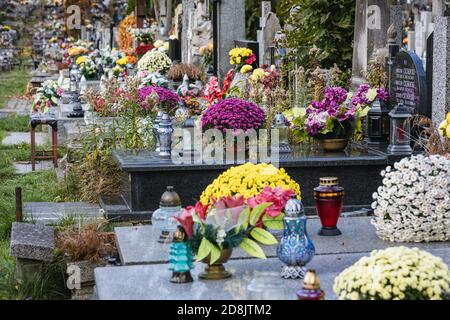 Tombe in un cimitero di Wolski nella città di Varsavia, pochi giorni prima della festa di tutti i Santi in Polonia Foto Stock