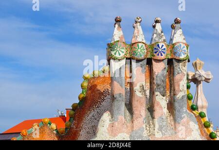 Casa Batllo, tetto e dettaglio camino, famoso edificio di Gaudi, Barcellona, Spagna Foto Stock