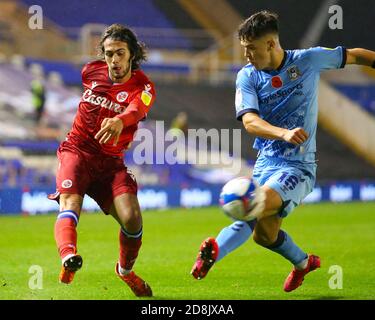 Birmingham, Regno Unito. 30 Ott 2020. Alf Semedo di Reading (in prestito da Benfica) spara in una croce, sotto la pressione di Ryan Giles di Coventry City (in prestito da Lupi) durante la partita Sky Bet Championship tra Coventry City e Reading a St Andrews, Birmingham, Inghilterra il 30 ottobre 2020. Foto di Nick Browning/prime Media Images. Credit: Prime Media Images/Alamy Live News Foto Stock