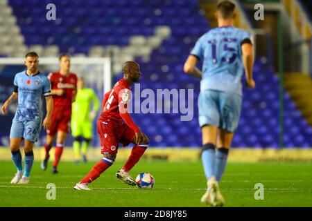 Birmingham, Regno Unito. 30 Ott 2020. Sone Aluko di Reading cerca opzioni di attacco durante la partita del campionato Sky Bet tra Coventry City e Reading a St Andrews, Birmingham, Inghilterra, il 30 ottobre 2020. Foto di Nick Browning/prime Media Images. Credit: Prime Media Images/Alamy Live News Foto Stock