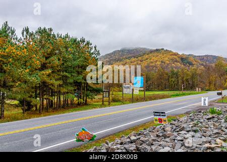 Sperryville, USA - 27 ottobre 2020: La fattoria Orchard insegna campagna in Virginia con segnaletica su strada per i prodotti vicino Shenandoah National Park Foto Stock