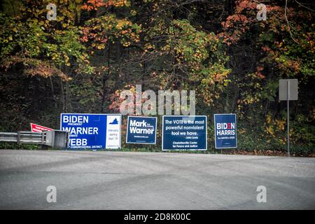 Charlottesville, USA - 25 ottobre 2020: Segno di sostegno politico alle elezioni presidenziali per Joe Biden e Mark Warner con cartellone in elec Foto Stock