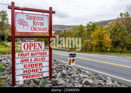 Sperryville, USA - 27 ottobre 2020: Thornton River Apple Orchard fattoria in Virginia con segno by strada autostrada per frutta aperta marmellate sidro miele e produ Foto Stock