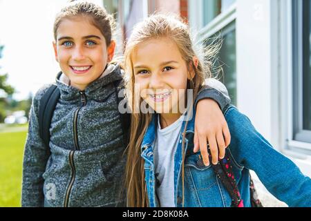 gruppo di bambini sullo sfondo della scuola divertendosi Foto Stock