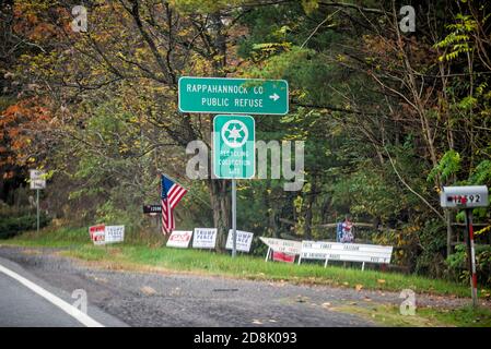 Washington, USA - 27 ottobre 2020: Rappahannock County rifiuti pubblici e riciclaggio sito di raccolta con molti Donald Trump Mike Pence per Virginia pre Foto Stock