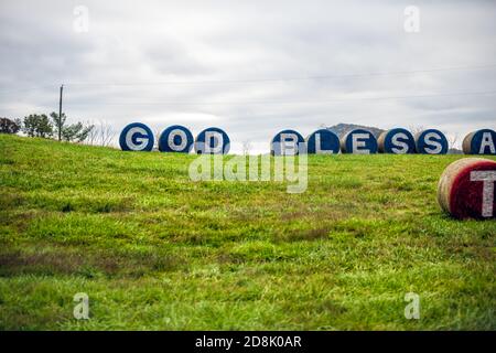 Washington, USA - 27 ottobre 2020: God Bless America e Donald Trump hanno scritto un testo di slogan alle elezioni presidenziali americane dipinto su balle di fieno Foto Stock