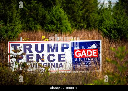 Gainesville, USA - 27 ottobre 2020: Donald Trump Mike Pence per la Virginia e Daniel Gade per il cartello del senato degli Stati Uniti 2020 durante l'elec presidenziale Foto Stock