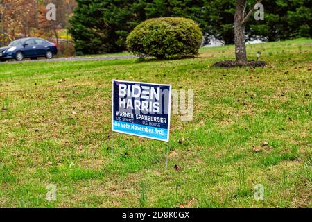 Washington, USA - 27 ottobre 2020: Segno di bandiera di sostegno politico delle elezioni presidenziali per Joe Biden, Kamala Harris con Warner per il senato degli Stati Uniti, spagnolo Foto Stock