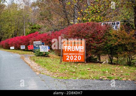 Washington, USA - 27 ottobre 2020: Cartello politico dei proprietari di armi presidenziali a sostegno di Donald J. Trump, Mike Pence con Keep Americ Foto Stock