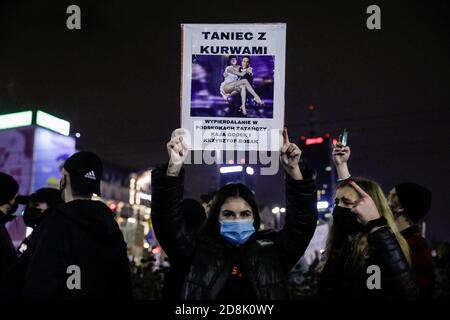 Varsavia, Polonia. 30 Ott 2020. 30 ottobre 2020, Varsavia, Polonia: Oggi più di duecentomila persone hanno protestato per le strade di Varsavia per la decisione del Tribunale costituzionale riguardante la legge anti-aborto.nella foto: Credit: Grzegorz Banaszak/ZUMA Wire/Alamy Live News Foto Stock