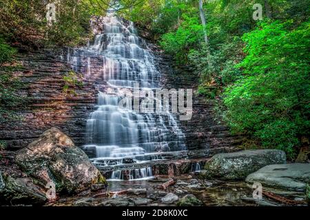 Una grande cascata nella foresta nazionale Cherokee in Tennessee circondato da grandi massi in acque poco profonde su un giornata di sole in primavera Foto Stock