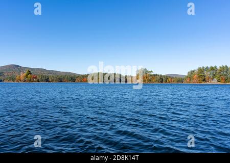 Lago Megunticook a Camden, Maine mattina presto in autunno. Foto scattata da una canoa della città vecchia mentre pesca con la mosca. Foto Stock