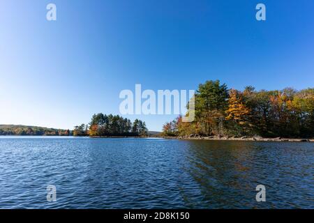 Lago Megunticook a Camden, Maine mattina presto in autunno. Foto scattata da una canoa della città vecchia mentre pesca con la mosca. Foto Stock