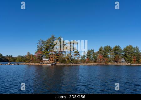 Lago Megunticook a Camden, Maine mattina presto in autunno. Foto scattata da una canoa della città vecchia mentre pesca con la mosca. Foto Stock