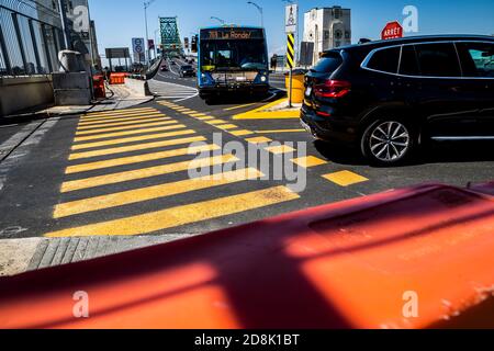 Un autobus urbano che gira ad un incrocio di zebra (crosswalk) sul Ponte Jacques Cartier a Montreal, Quebec, Canada Foto Stock