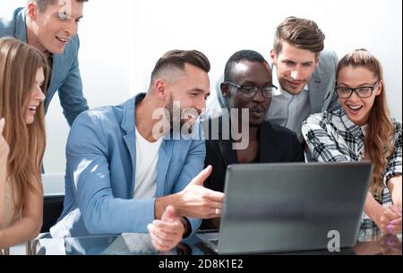 i progettisti multirazziali sorridono in officce Foto Stock