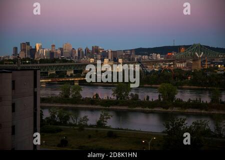 Una vista dello skyline di Montreal al tramonto, vista da Longueuil, QC, Canada Foto Stock