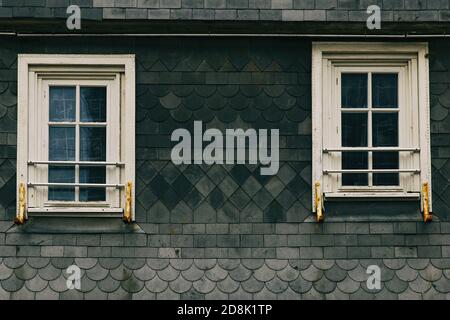 finestre sulla facciata grigia-etretat-normandia Foto Stock