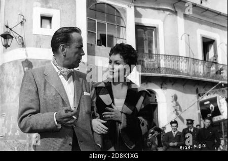 HUMPHREY BOGART e GINA LOLLOBRIGIDA sul set luogo candid in Ravello in Italia ha BATTUTO il DIAVOLO 1953 regista JOHN LA sceneggiatura del romanzo DI HUSTON Claud Cockburn Truman Capote e John Huston UK - Italy - USA co-produzione Romulus Films / Caro Film / Santana Pictures Corporation Foto Stock