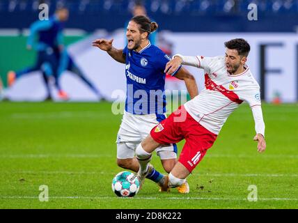 Gelsenkirchen, Germania. 30 Ott 2020. Calcio: Bundesliga, FC Schalke 04 - VfB Stuttgart, 6° incontro nella Veltins Arena. Atakan Karazor di Stoccarda (a destra) e il Goncalo Paciencia di Schalke lottano per la palla. Credito: Guido Kirchner/dpa - NOTA IMPORTANTE: In conformità con le norme del DFL Deutsche Fußball Liga e del DFB Deutscher Fußball-Bund, è vietato sfruttare o sfruttare nello stadio e/o nel gioco le fotografie scattate sotto forma di sequenze di immagini e/o serie di foto di tipo video./dpa/Alamy Live News Foto Stock