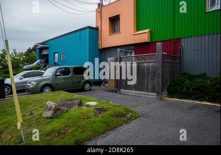 Edifici colorati costruiti con contenitori per spedizioni a Longueuil, Quebec, Canada Foto Stock