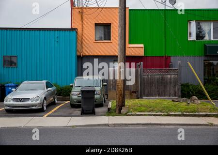 Edifici colorati costruiti con contenitori per spedizioni a Longueuil, Quebec, Canada Foto Stock