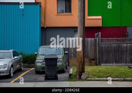 Edifici colorati costruiti con contenitori per spedizioni a Longueuil, Quebec, Canada Foto Stock