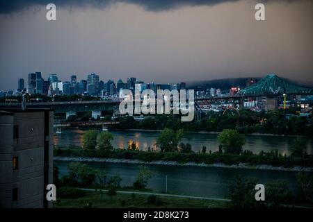 Una tempesta pesante si avvicina a Longueuil sulla città di Montreal in Quebec, Canada Foto Stock