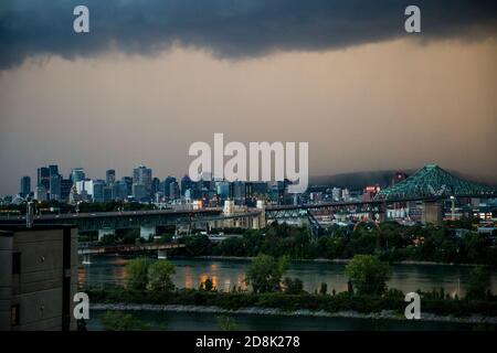 Una tempesta pesante si avvicina a Longueuil sulla città di Montreal in Quebec, Canada Foto Stock