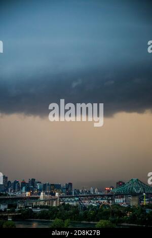 Una tempesta pesante si avvicina a Longueuil sulla città di Montreal in Quebec, Canada Foto Stock