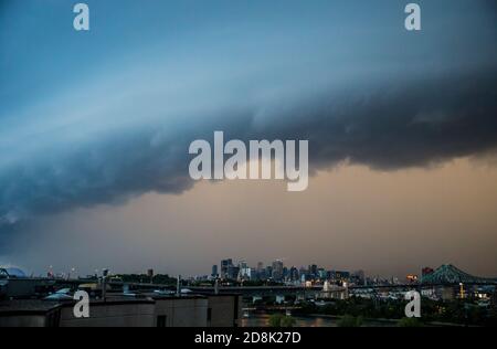 Una tempesta pesante si avvicina a Longueuil sulla città di Montreal in Quebec, Canada Foto Stock