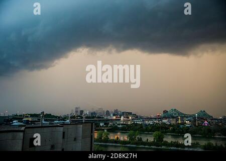 Una tempesta pesante si avvicina a Longueuil sulla città di Montreal in Quebec, Canada Foto Stock