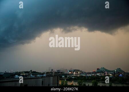 Una tempesta pesante si avvicina a Longueuil sulla città di Montreal in Quebec, Canada Foto Stock