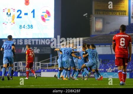 Birmingham, Regno Unito. 30 Ott 2020. I giocatori di casa festeggiano un gol di Sam McCallum di Coventry City (in prestito da Norwich City) durante la partita del campionato Sky Bet tra Coventry City e Reading a St Andrews, Birmingham, Inghilterra, il 30 ottobre 2020. Foto di Nick Browning/prime Media Images. Credit: Prime Media Images/Alamy Live News Foto Stock