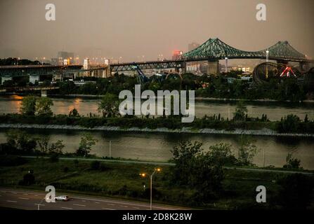 Una tempesta pesante si avvicina a Longueuil sulla città di Montreal in Quebec, Canada Foto Stock