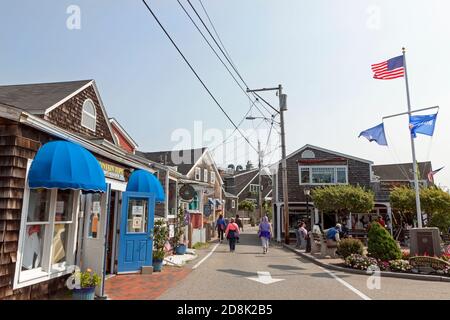 I turisti camminano nei negozi di Harbour Lane a Perkins Cove, Ogunquit, Maine. Foto Stock