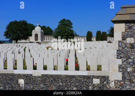 Tyne Cot Cemetery (1914-1918), il più grande cimitero per le forze del Commonwealth del mondo, per qualsiasi guerra, a Zonnebeke, Belgio Foto Stock