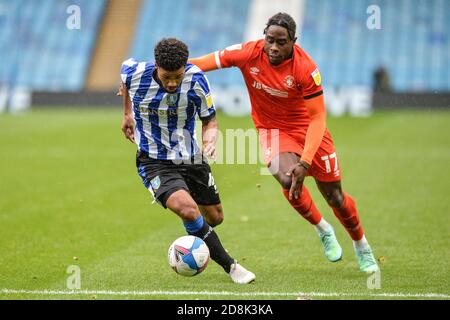 Elias Kachunga (45) di Sheffield Mercoledì prende su Pelly-Ruddock (17) Della città di Luton Foto Stock